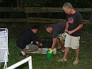 Aftersteg 2007 229 (214) * Martin, Felix und Philipp schrubben den Grillrost. * 2560 x 1920 * (1.37MB)